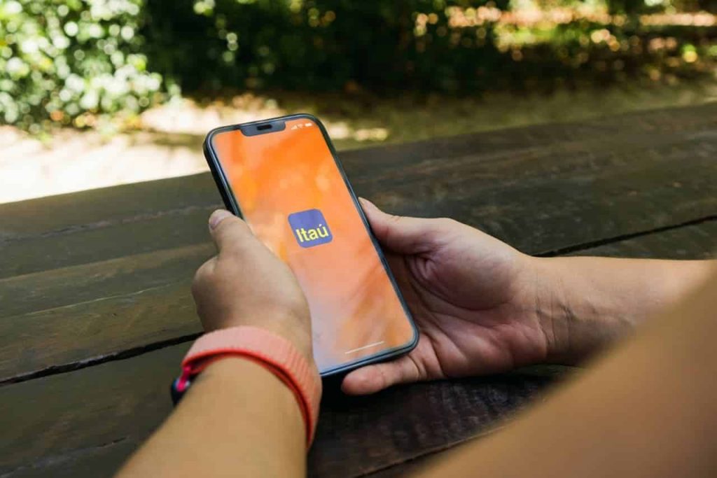 celular com app do itau aberto